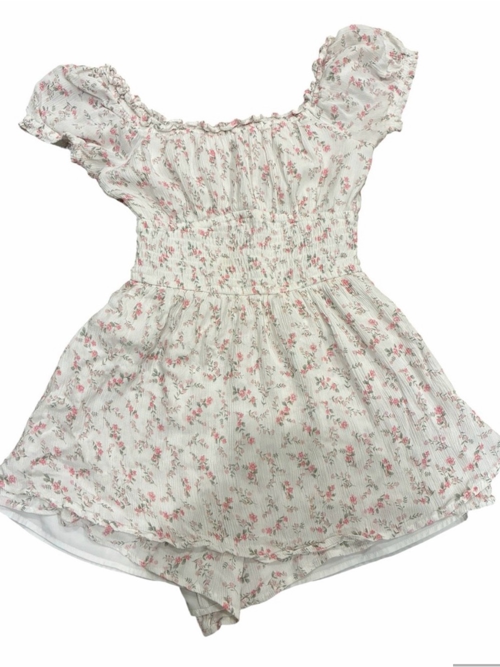 Hollister Mini White Floral
Puff Sleeve Skort Romper with Pink Bouquet Print  M
